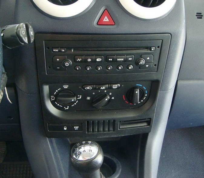 Autorádio PEUGEOT 1007 RD3 JVC KD-T702BT Bluetooth s instalační sadou