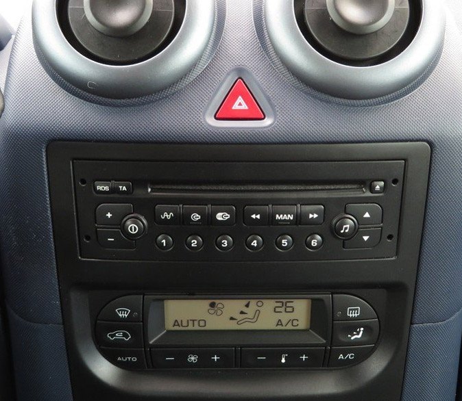 Autorádio PEUGEOT 1007 RD3 JVC KD-T702BT Bluetooth s instalační sadou
