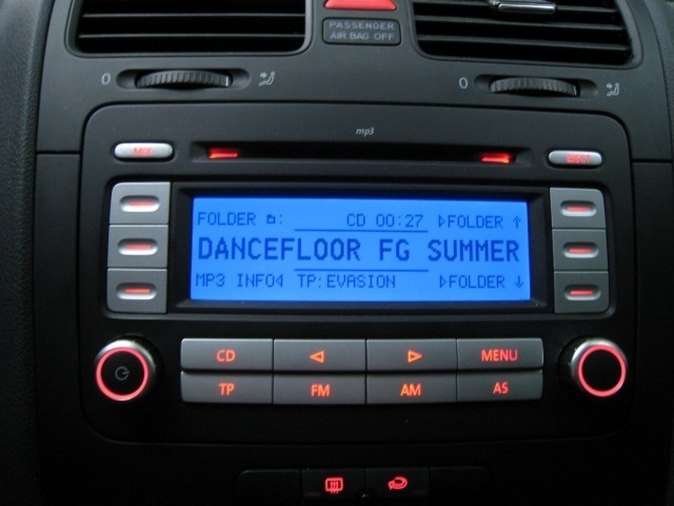 Autorádio VW Golf 5 Golf 6 JVC KD-T922BT Bluetooth s instalační sadou