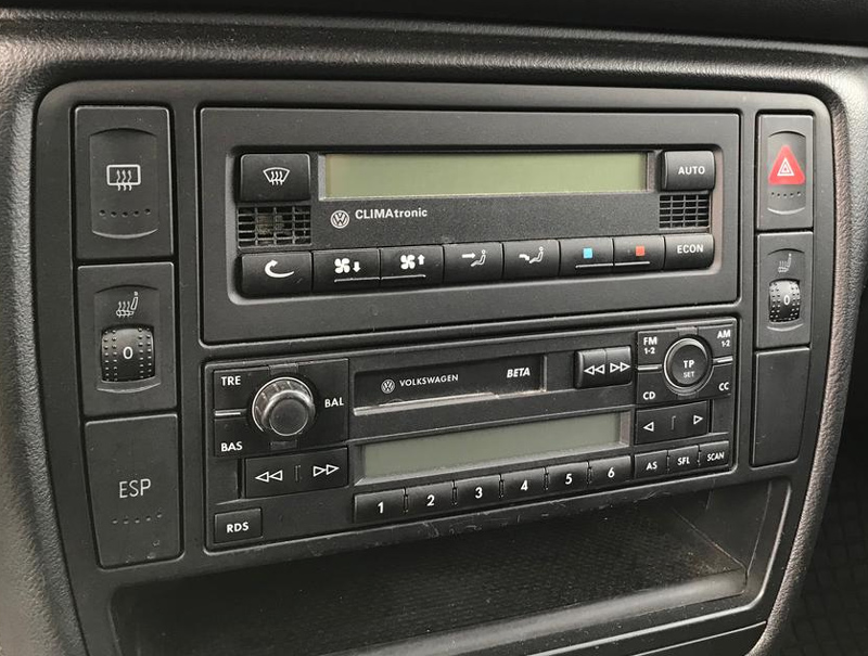 Autorádio VW Passat B5 B5.5 JVC KD-X162 s instalační sadou