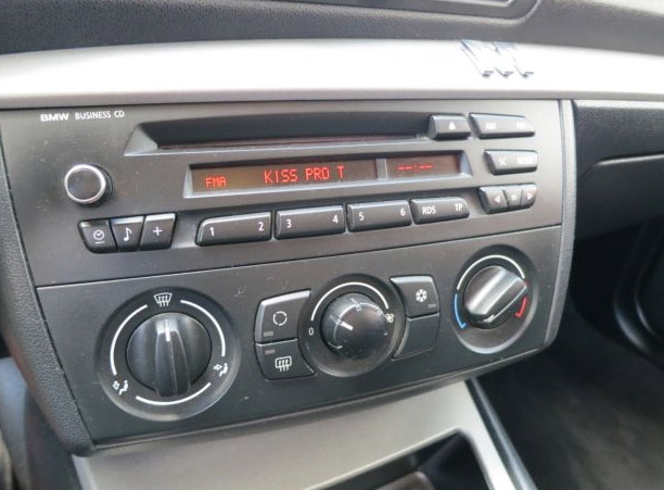 Autorádio BMW 1 E81 E82 E87 E88 JVC KD-X162 s instalační sadou