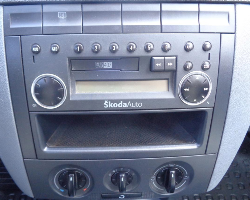 Autorádio ŠKODA FABIA I. JVC KD-X382BT Bluetooth s instalační sadou