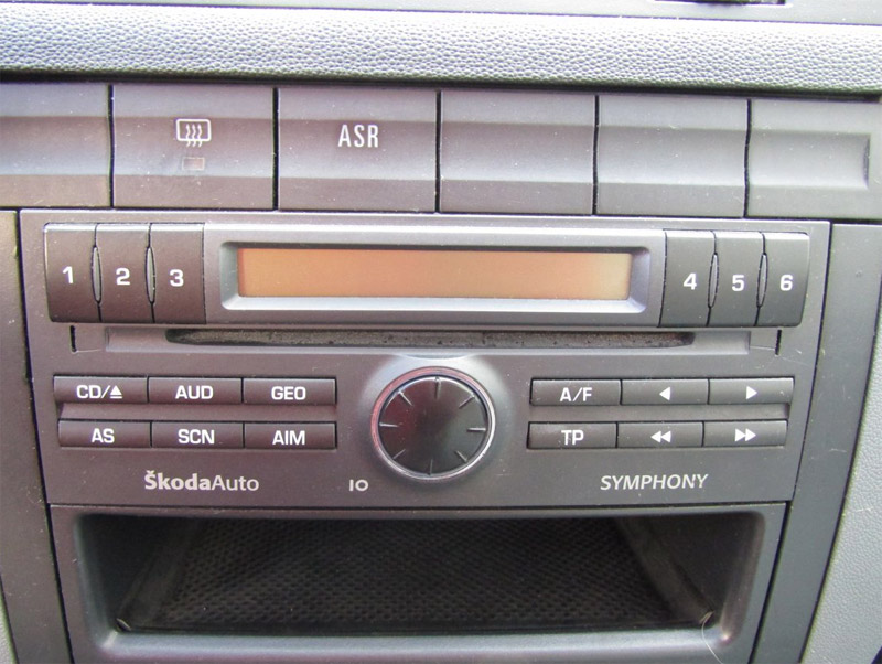 Autorádio ŠKODA FABIA I. JVC KD-X382BT Bluetooth s instalační sadou