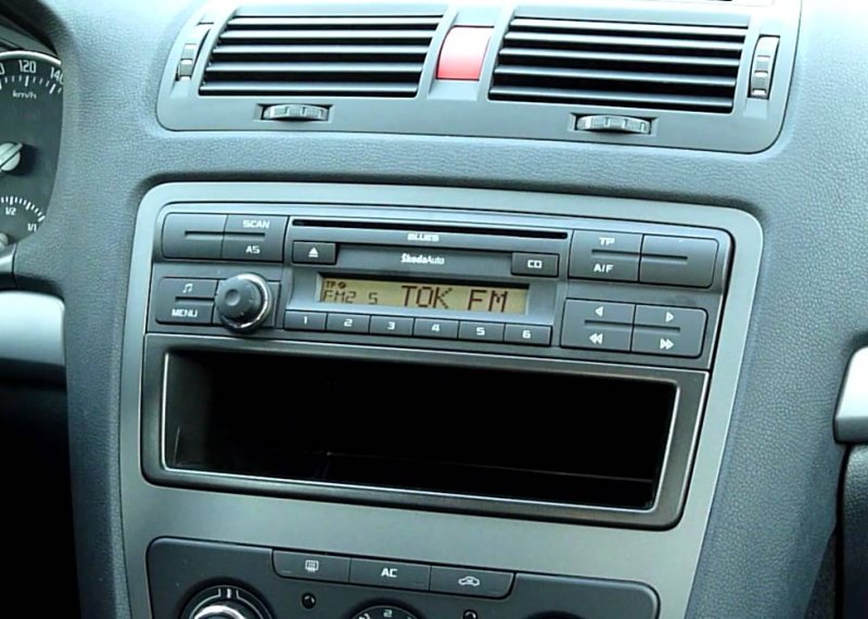 Autorádio ŠKODA Octavia II. ŠKODA Yeti JVC KD-X382BT Bluetooth s instalační sadou