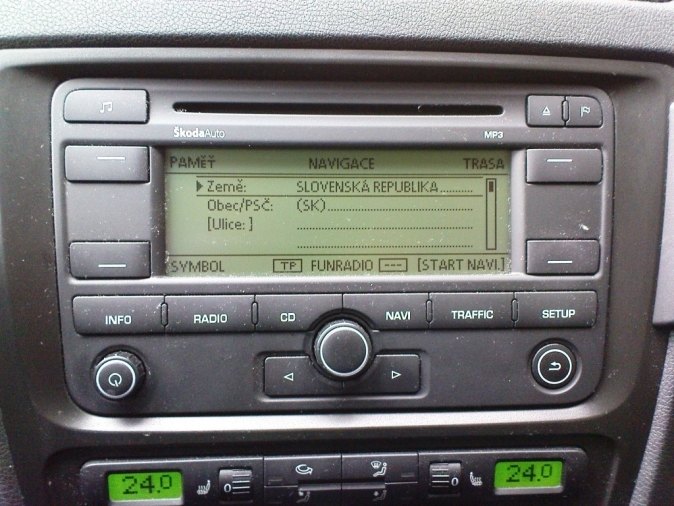 Autorádio Škoda Octavia II. RNS RCD JVC KD-X382BT Bluetooth s instalační sadou