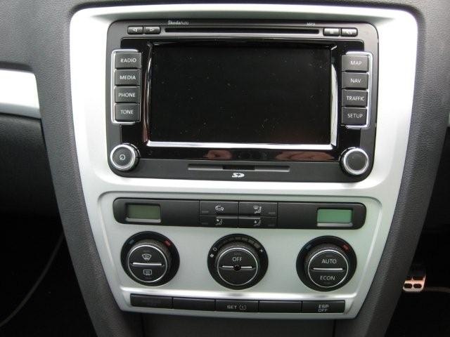 Autorádio Škoda Octavia II. RNS RCD JVC KD-X382BT Bluetooth s instalační sadou