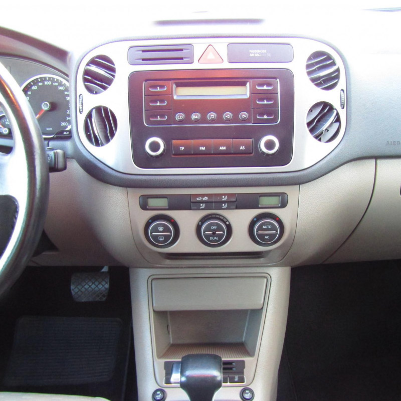 Autorádio VW Tiguan JVC KD-T702BT Bluetooth s instalační sadou