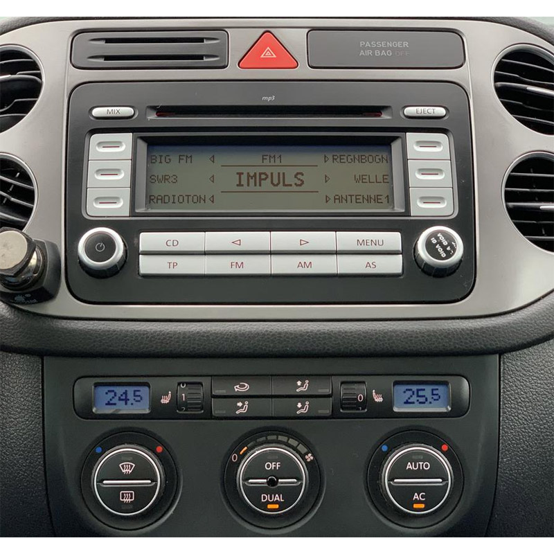 Autorádio VW Tiguan JVC KD-T702BT Bluetooth s instalační sadou