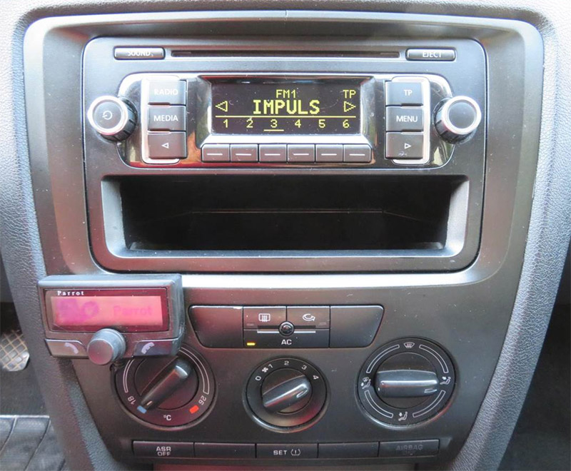 Autorádio Škoda Octavia II. RNS RCD JVC KD-X282BT Bluetooth s instalační sadou