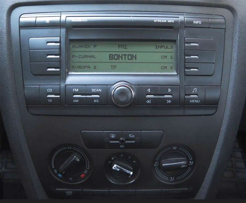 Autorádio ŠKODA Octavia II. ŠKODA Yeti JVC KD-X282BT Bluetooth s instalační sadou