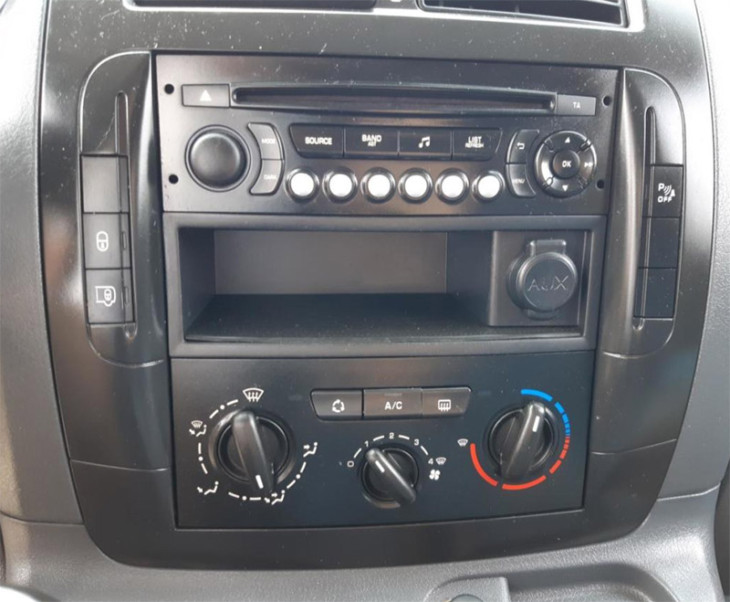 Autorádio PEUGEOT Expert JVC KD-X282BT Bluetooth s instalační sadou a ovládáním volantu