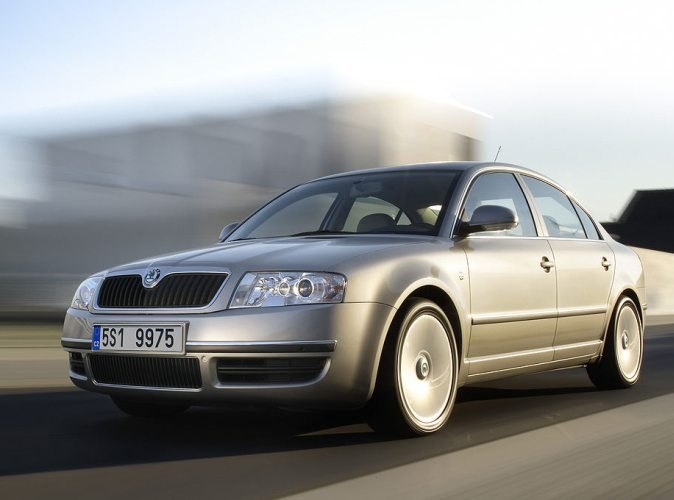 Autorádio ŠKODA Superb I. JVC KD-T702BT Bluetooth s instalační sadou