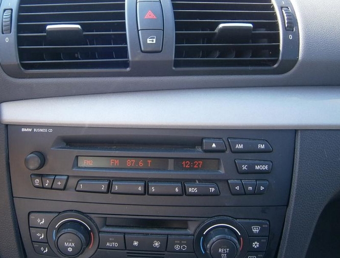 Autorádio BMW 1 E81 E82 E87 E88 JVC KD-T922BT Bluetooth s instalační sadou