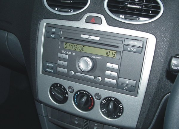 Autorádio FORD Focus 2004-2007 JVC KD-T702BT Bluetooth s instalační sadou