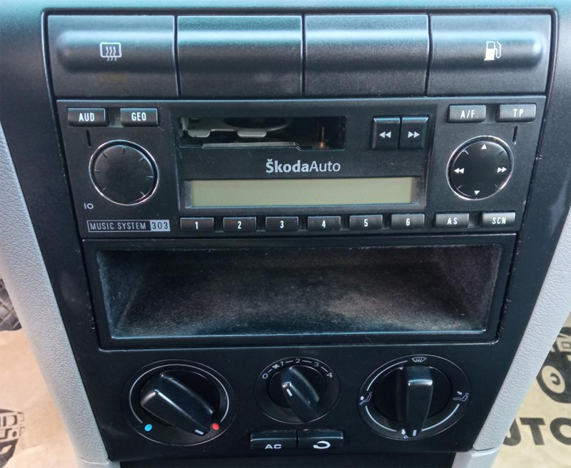 Autorádio ŠKODA Octavia I. JVC KD-X162 s instalační sadou