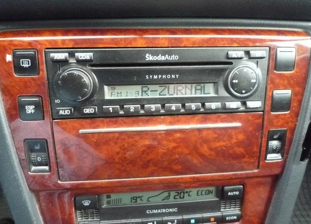 Autorádio ŠKODA Superb I. JVC KD-X162 s instalační sadou