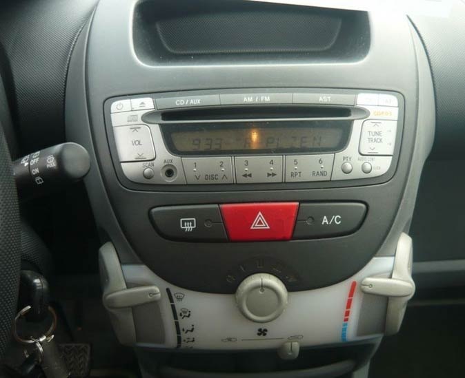 Autorádio TOYOTA Aygo JVC KD-X162 s instalační sadou