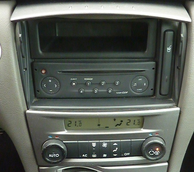 Autorádio RENAULT Laguna 2001-2005 JVC KD-T702BT Bluetooth s instalační sadou