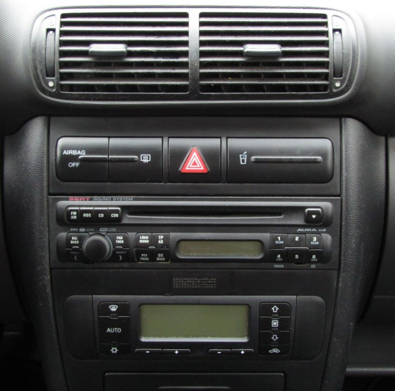 Autorádio SEAT Leon Toledo JVC KD-X162 s instalační sadou