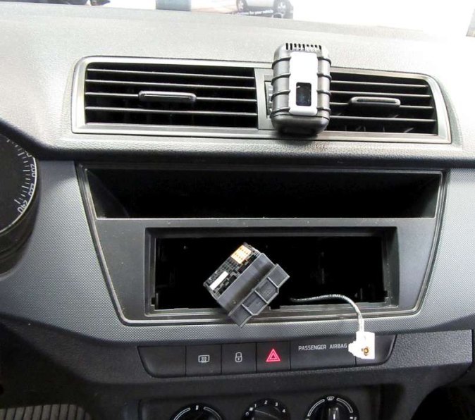 Autorádio ŠKODA FABIA III. JVC KD-X162 s instalační sadou