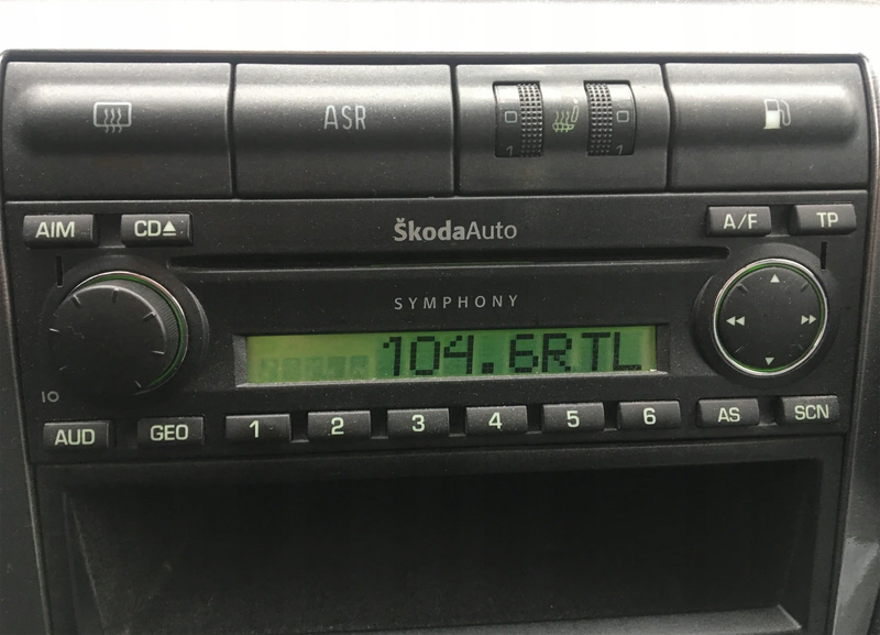 Autorádio ŠKODA Octavia I. JVC KD-X162 s instalační sadou