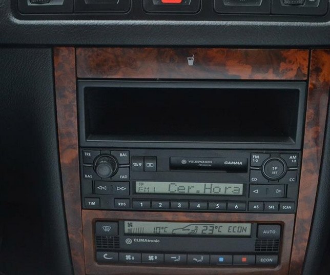 Autorádio VW Bora JVC KD-T702BT Bluetooth s instalační sadou