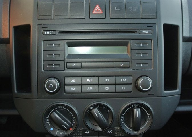 Autorádio VW Polo 2005-2009 JVC KD-X162 s instalační sadou