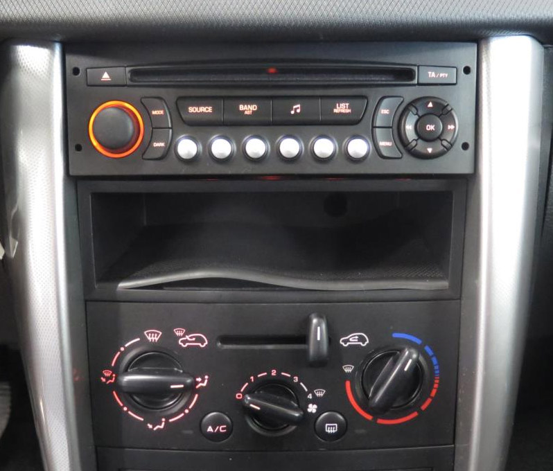 Autorádio PEUGEOT 207 JVC KD-X162 s instalační sadou