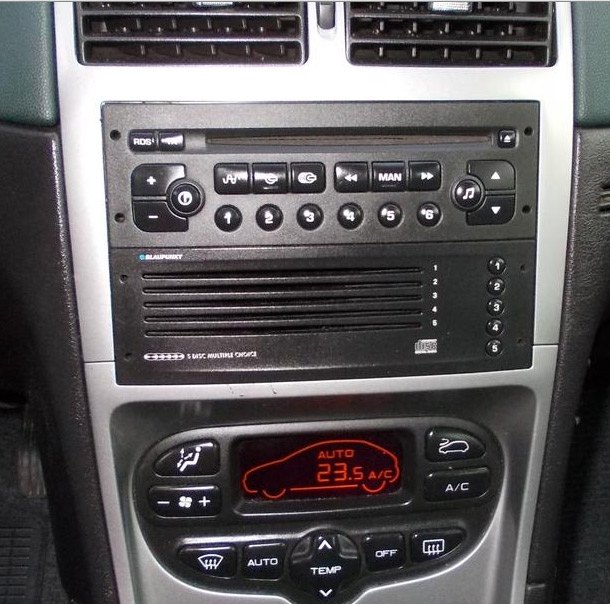 Autorádio PEUGEOT 307 2002-2005 JVC KD-X162 s instalační sadou