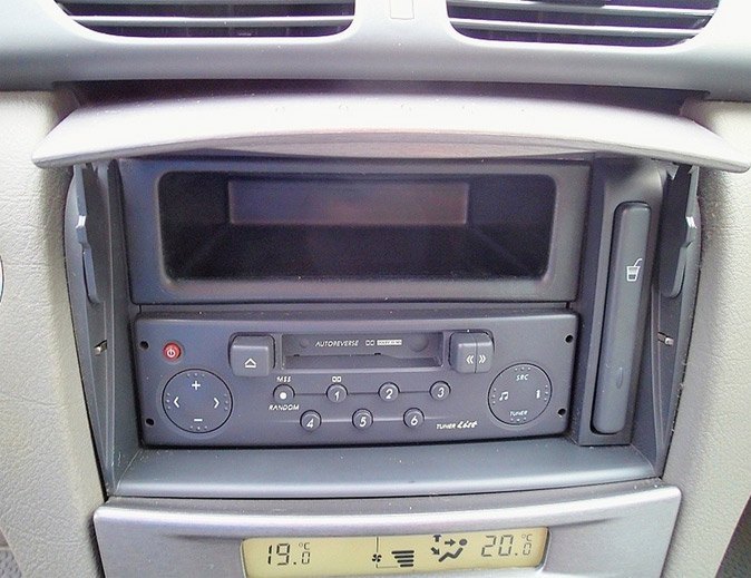 Autorádio RENAULT Laguna 2001-2005 JVC KD-T702BT Bluetooth s instalační sadou