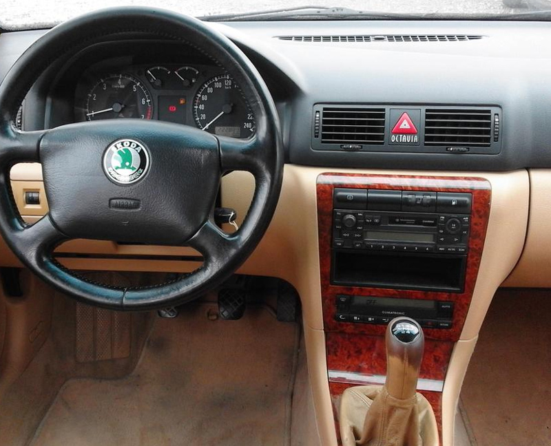 Autorádio ŠKODA Octavia I. JVC KD-X162 s instalační sadou