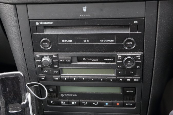 Autorádio VW Golf 4 JVC KD-X162 s instalační sadou