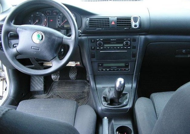 Autorádio ŠKODA Superb I. JVC KD-T702BT Bluetooth s instalační sadou