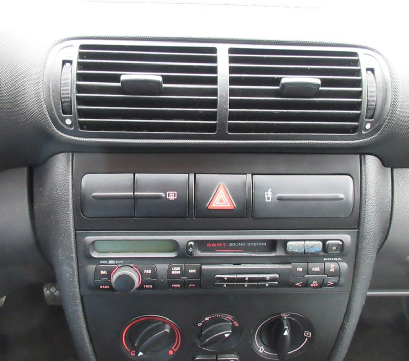 Autorádio SEAT Leon Toledo JVC KD-X162 s instalační sadou